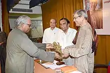 Dave accepting Dhirubhai Thakar Savyasachi Saraswat Award, Gujarat Vishwakosh Trust, July 2018