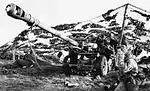 A 105&nbsp;mm light gun of 29 Commando Regiment sited between Fitzroy and Bluff Cove in the Falkland Islands, June 1982.