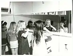 Children cleaning their teeth