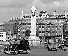 Robert Stephenson's statue in its original position in 1962 after the arch had been removed