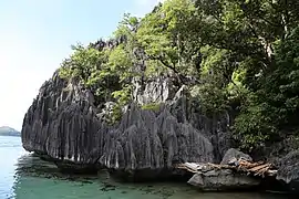 Large rock formations at the Barracuda Lake