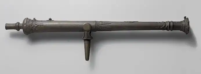 Lela captured by paddle steamer Amsterdam near Tanjung Pulisan on the northeast coast of Celebes from pirates. 119&nbsp;cm long, 16&nbsp;mm caliber. Weight: 30.6&nbsp;kg.