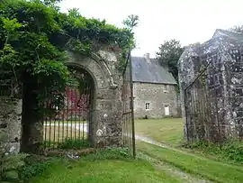 The gateway to the Grand'Isle Manor, in Saint-Bihy