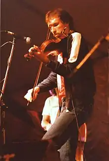 O'Connor on stage at the 1985 Cambridge Folk Festival
