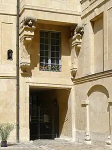 Detail of the north courtyard facade : lion sculptures supporting a small cabinet