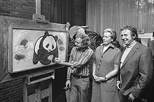 Cecile Dreesmann at the campaign "Tiger in good" at the Hilton Hotel in Amsterdam on 19 October 1973.  On the left, the Dutch artist David Houthuyse with his work, on the right the Dutch comedian Toon Hermans.