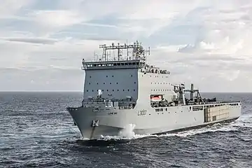 RFA&nbsp;Lyme Bay&nbsp;(L3007) with a Mexeflote on its port side