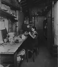 Portrait d'une ouvrière dans un atelier de poterie lyonnais, vers 1920